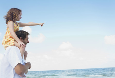 Father carrying daughter on shoulders. Date : 2008