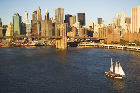 Sailboat and New York City skyline. Date : 2008