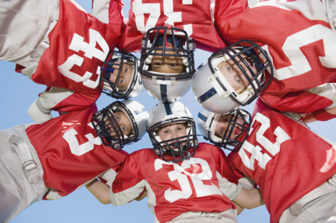 Portrait of football players in huddle. Date : 2008