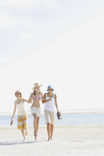 Young women walking on beach. Date : 2008