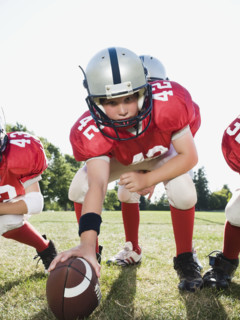 Football center preparing to snap football. Date : 2008