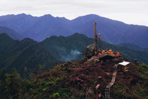 Oil drilling platform in Jayawijaya Mountains, Indonesia. Date : 2008