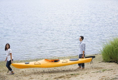 Couple carrying kayak. Date : 2008