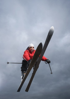 Downhill skier in mid-air. Date : 2008