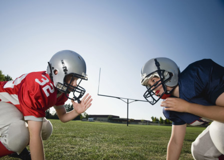 Opposing football players facing at line of scrimmage. Date : 2008