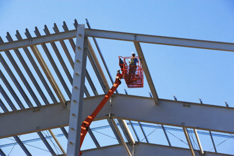 Construction worker in cherry picker. Date : 2008
