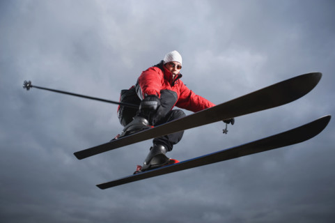 Portrait of downhill skier in mid-air. Date : 2008