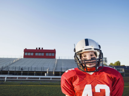 Football player posing on field. Date : 2008