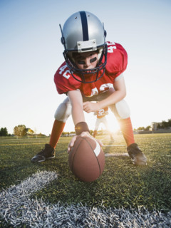 Football center ready to snap football. Date : 2008