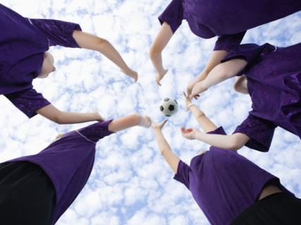 Boys in huddle throwing soccer ball in air. Date : 2008