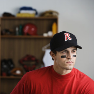 Baseball player looking pensive in locker room. Date : 2008