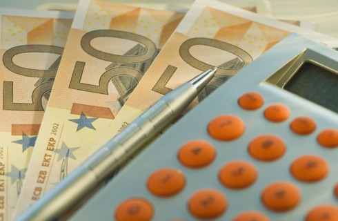 Calculator and 50 euro notes.