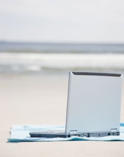 Laptop on beach. Photographe : Jamie Grill
