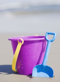 Bucket and shovel on beach. Photographe : Jamie Grill