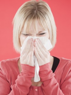 Woman blowing nose. Photographe : Jamie Grill