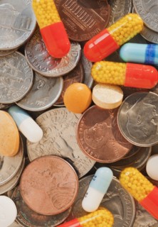 Assorted coins and bills in change purse. Photographe : Jamie Grill