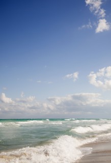 Waves crashing on beach. Photographe : Jamie Grill