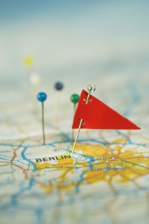 Close up of pins on map locations. Photographe : Daniel Grill