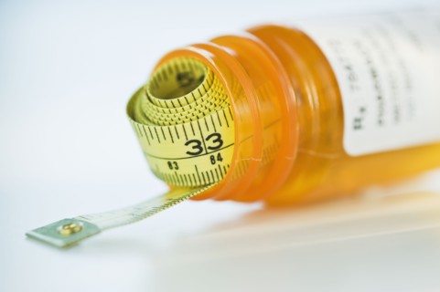 Tape measure in prescription bottle. Photographe : Daniel Grill
