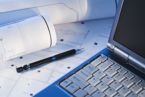 Laptop on blueprints. Photographe : Daniel Grill