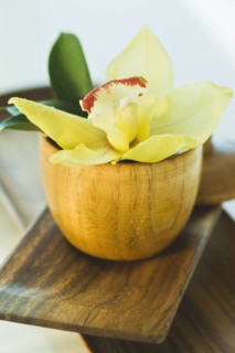 Tropical flower and wooden bowls. Photographe : Daniel Grill