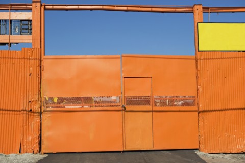 Colorful industrial gate. Photographe : fotog