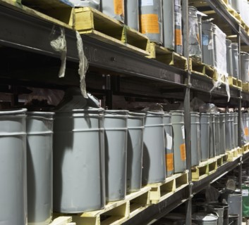 Cans in a row on warehouse shelves. Photographe : fotog
