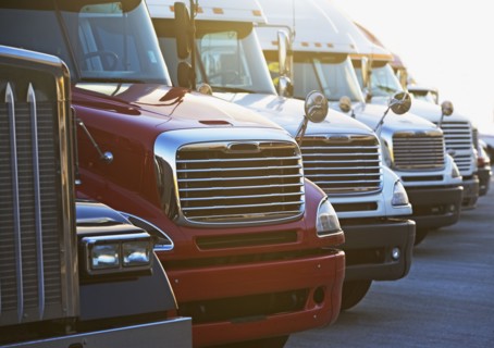 Semi-trucks in a row. Photographe : fotog