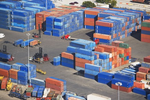 Shipping containers at port. Photographe : fotog