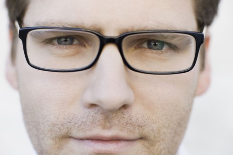Close up of man wearing eyeglasses. Photographe : PT Images