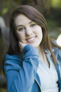 Portrait of teenage girl in park. Photographe : PT Images