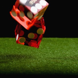Rolling dice. Photographe : Joe Clark