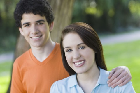 Friends posing in park. Photographe : PT Images