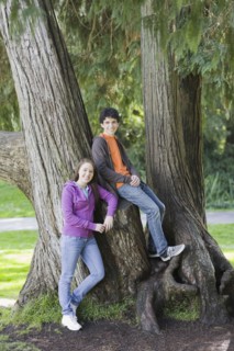 Friends posing in tree in park. Photographe : PT Images