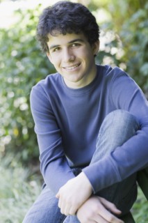 Portrait of boy in park. Photographe : PT Images