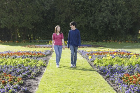 Friends walking in garden. Photographe : PT Images