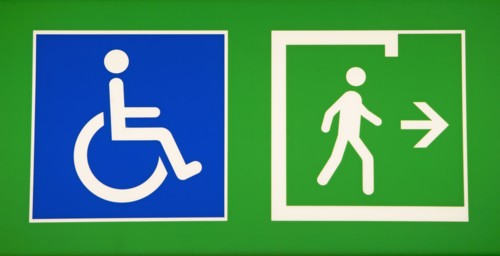 Wheel chair access and walkway signs. Photographe : fotog