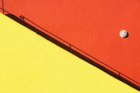 Colorful staircase and building. Photographe : fotog