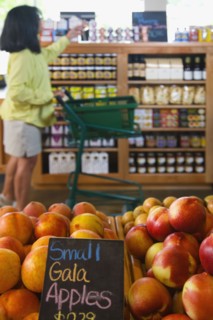 Fresh fruit in health food store. Photographe : Hill Street Studios