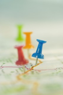 Close up of pins on map locations. Photographe : Daniel Grill