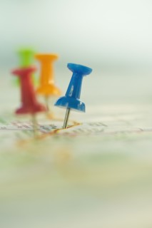 Close up of pins on map locations. Photographe : Daniel Grill