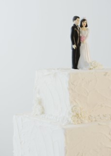 Wedding cake toppers on cake. Photographe : Jamie Grill