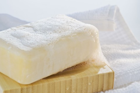 Towel and wet bar of soap. Photographe : Daniel Grill