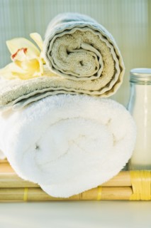 Spa towels and tropical flower. Photographe : Daniel Grill
