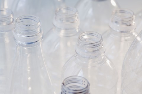 High angle view of empty plastic bottles. Photographe : Jamie Grill
