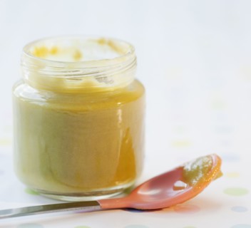 Bowls of assorted baby food. Photographe : Jamie Grill