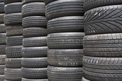 Stacks of car tires. Photographe : fotog