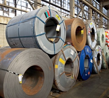 Rolls of steel in warehouse. Photographe : fotog