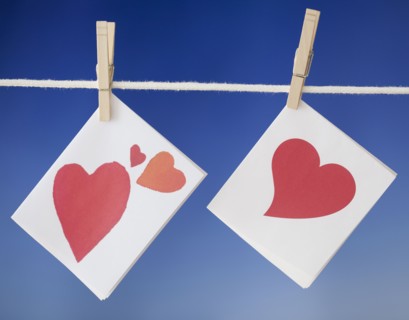 Felt heart drying on clothesline. Photographe : Jamie Grill
