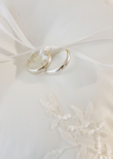 Close up of wedding rings on pillow. Photographe : Jamie Grill